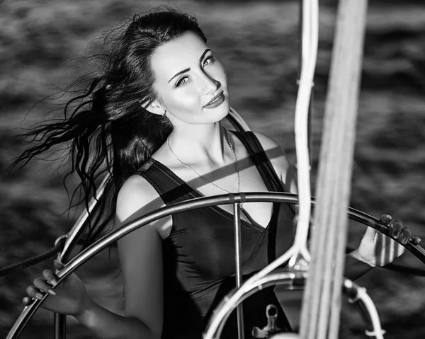 Красива жінка позує на яхті (чорно-біла ) — стокове фото