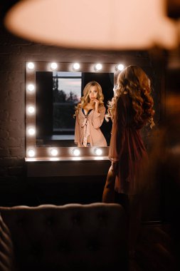 Lüks sarışın aynaya flört ediyor.