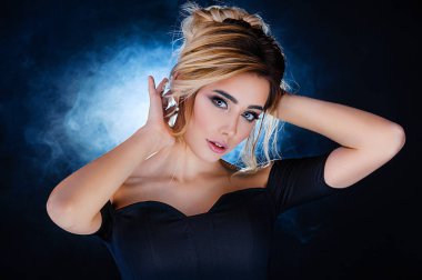 Sihirli bir neşeli sarışın portresi