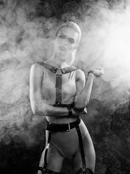 Uwodzicielski Seksualne Modelu Ubrana Miecz Pas Pozowanie Studio Czarno Biały — Zdjęcie stockowe
