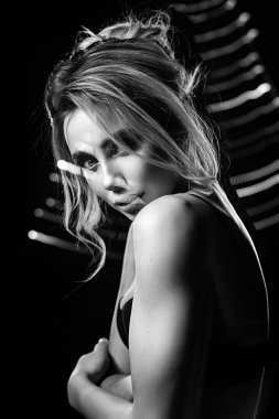 Neşeli sarışın (siyah ve beyaz sihirli portresi)