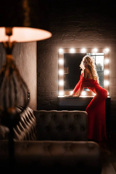 部屋でポーズをとって赤いドレスの豪華な女性 — ストック写真