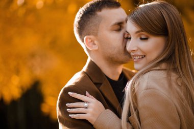 Oak Grove 'daki bir sonbahar parkında yürüyen sevimli bir çift. Sonbahar ormanında fotoşop. Yaprak düşer, sarı yapraklar