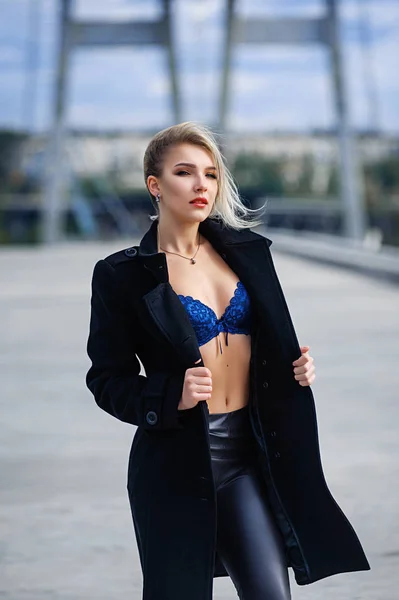 Une Blonde Vêtue Manteau Classique Noir Marche Sur Des Ponts — Photo