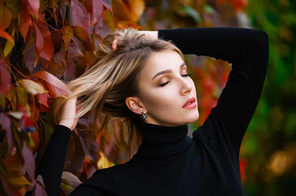 Привлекательная Блондинка Осенью Позирующая Желтых Красных Листьях Лесу — стоковое фото