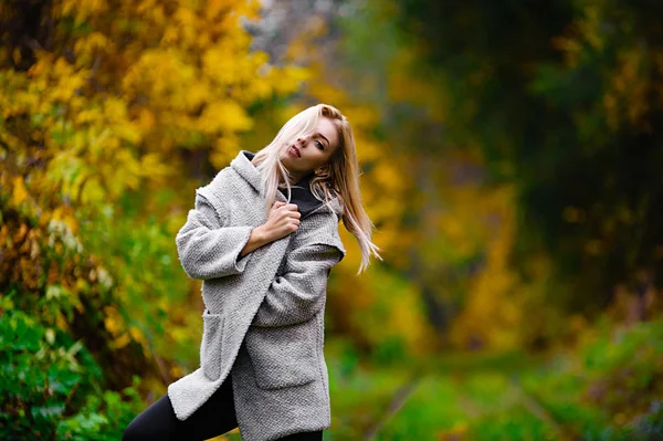 Loira Atraente Posando Folhas Amarelas Vermelhas Outono Floresta — Fotografia de Stock