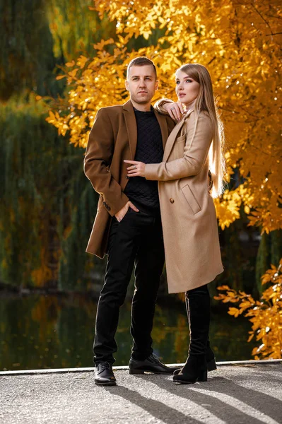 Heerlijk Koppel Wandelend Een Herfstpark Een Eikenbos Fotoshoot Het Herfstbos — Stockfoto