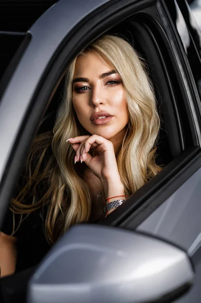 Glamoureus Sexy Blondje Een Auto Foto Stad — Stockfoto