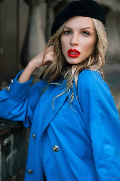 Eine Blondine Blauem Mantel Geht Die Straße Entlang Vor Dem — Stockfoto