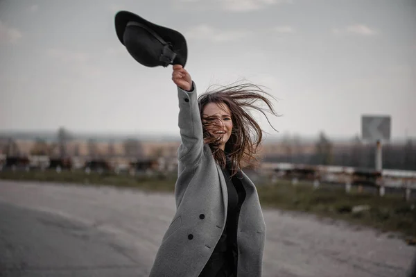 Attraktiv Brunett Promenader Längs Vägen Grå Rock — Stockfoto