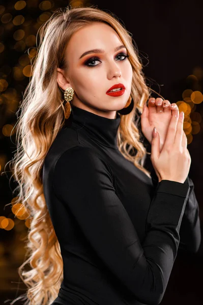 Blondine Mit Locken Und Make Auf Schwarzem Hintergrund — Stockfoto