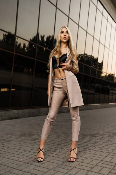 Blonde Beige Jacket Leather Pants Walks City — Stock Photo, Image