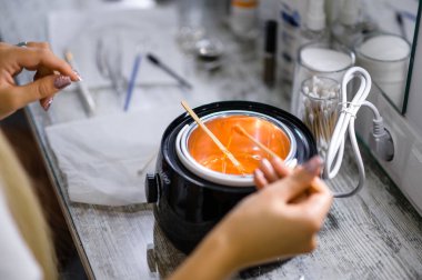 Usta ısıtmalı balmumuyla sopaya müdahale ediyor. Kaş Ağdası Prosedürü