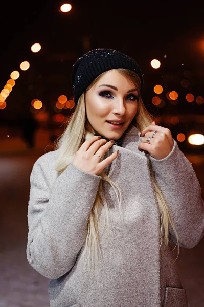 Schöne Blondine Mit Hut Abend Auf Der Straße Winterporträt Eines — Stockfoto