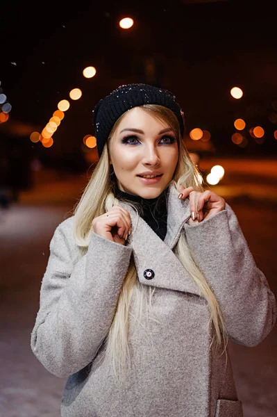 Schöne Blondine Mit Hut Abend Auf Der Straße Winterporträt Eines — Stockfoto