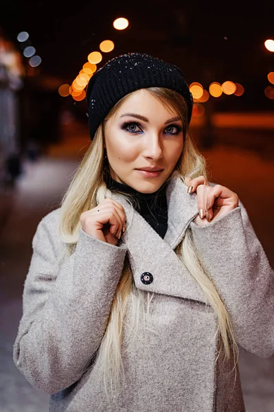 Vacker Blondin Hatt Kvällen Gatan Vinterporträtt Flicka Med Makeup — Stockfoto