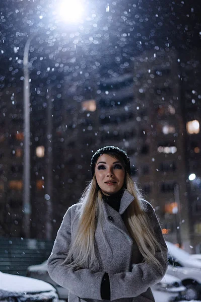 Schöne Blondine Mit Hut Abend Auf Der Straße Winterporträt Eines — Stockfoto