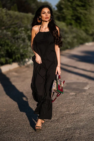 Brunetka Długiej Czarnej Sukience Spaceruje Ulicami Miasta Portret Brunetki Bujne — Zdjęcie stockowe
