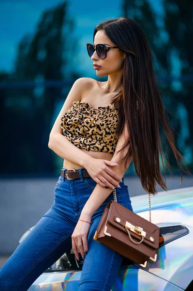 Atractiva Morena Una Camiseta Leopardo Jeans Calle Retrato Una Hermosa —  Fotos de Stock