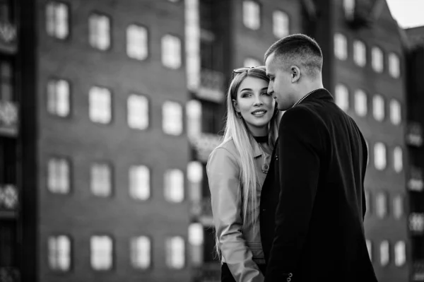 Schöne Liebevolle Paar Umarmungen Auf Dem Hintergrund Von Hochhäusern Schwarz — Stockfoto
