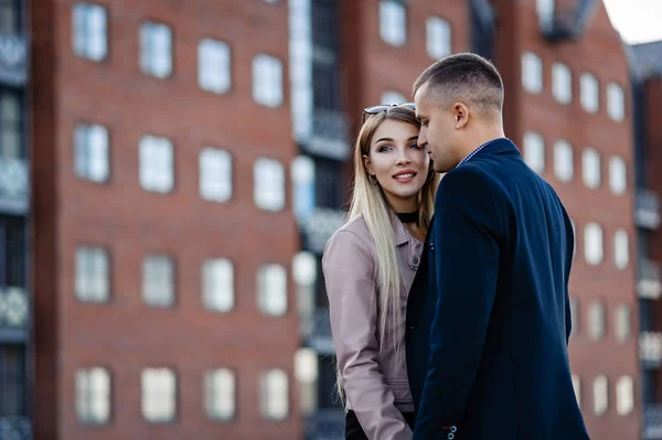 Schönes Verliebtes Paar Umarmt Sich Vor Dem Hintergrund Von Hochhäusern — Stockfoto