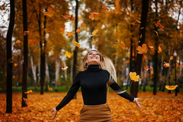 Palto Giymiş Güzel Bir Sarışın Sonbaharda Parkta Yürür Sarı Yapraklar — Stok fotoğraf