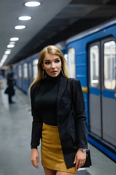 Girl Platform Waiting Subway — Stock Photo, Image