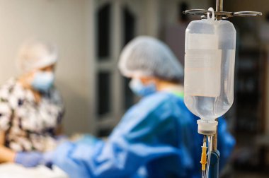 Üç ayaklı bir damlacık. Bir tripodun üzerindeki damlacıkta bir çözüm. Hasta İnfüzyon Hazırlama