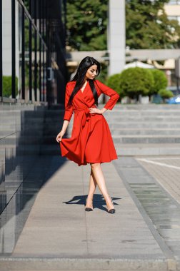 İlkbaharda açık havada giyinmiş çekici bir esmer.