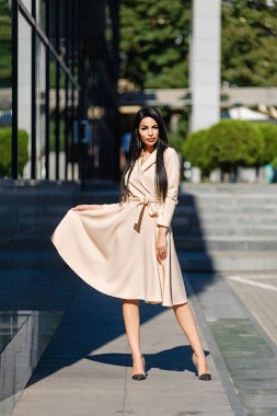 İlkbaharda açık havada giyinmiş çekici bir esmer.