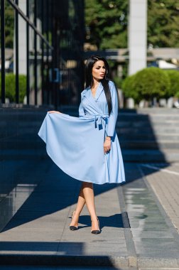 İlkbaharda açık havada giyinmiş çekici bir esmer.