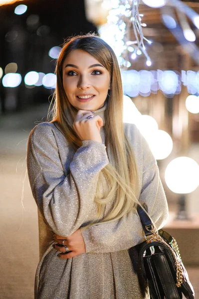 Atractiva Rubia Posando Sobre Telón Fondo Ciudad Nocturna —  Fotos de Stock