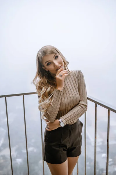 Blondynka Balkonie Swetrze Mgła Nad Miastem — Zdjęcie stockowe