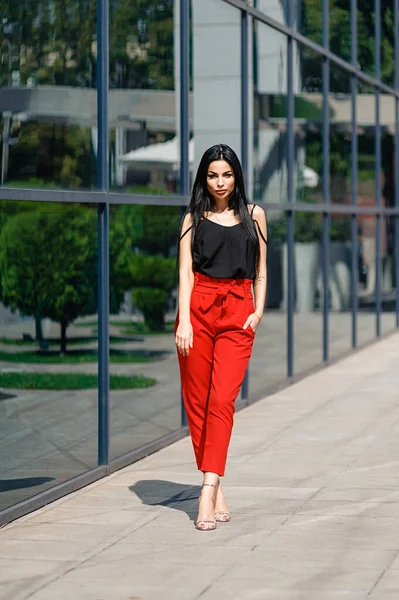 Atractiva Morena Una Camiseta Seda Negra Pantalones Rojos —  Fotos de Stock