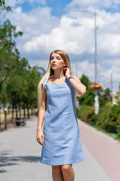 Atrakcyjna Blondynka Niebieskiej Sukience Parku — Zdjęcie stockowe