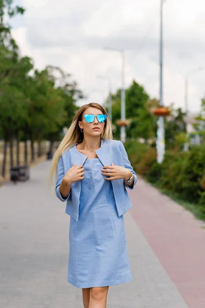 Привлекательная Блондинка Синем Платье Парке — стоковое фото