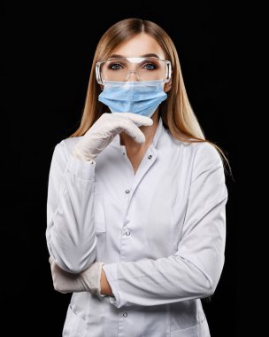 Doktor üniformalı çekici sarışın. Hemşire, koruyucu üniforma (siyah arkaplan)