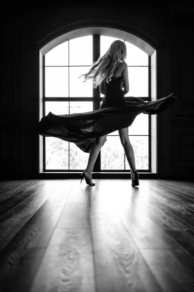 Чудова Блондинка Чорній Сукні Відміну Від Вікна Рамкою Чорно Білий — стокове фото