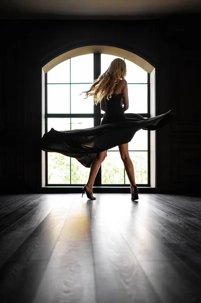 Wspaniała Blondynka Czarnej Obcisłej Sukience Przeciwieństwie Okna Ramą — Zdjęcie stockowe