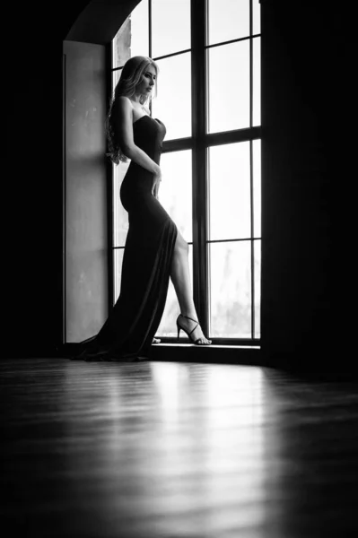 Gorgeous Blonde Black Tight Fitting Dress Contrast Window Frame Black — Stock Photo, Image