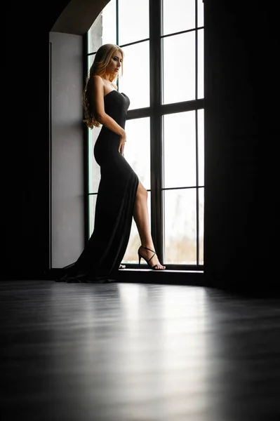 Великолепная Блондинка Черном Обтягивающем Платье Контрастирующем Окном Рамой — стоковое фото