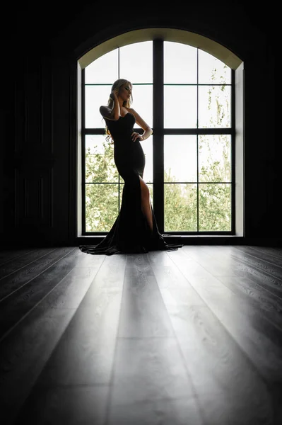 フレームと窓とは対照的に黒タイトフィットのドレスでゴージャスブロンド — ストック写真