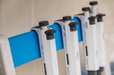 Otomatik pipetler tezgahta.