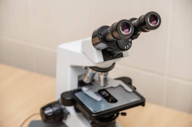 Klinikte mikroskop kullanarak laboratuvar araştırması.