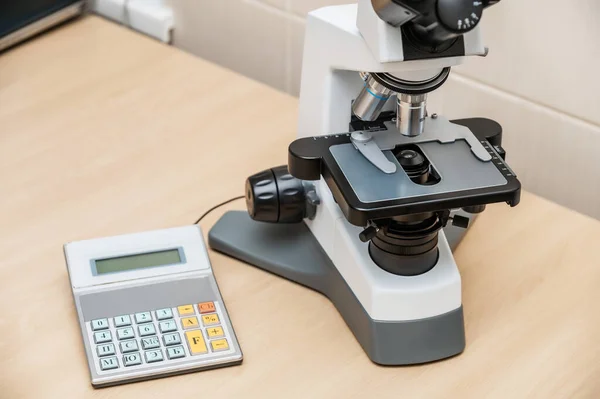 Investigación Laboratorio Con Microscopio Una Clínica —  Fotos de Stock