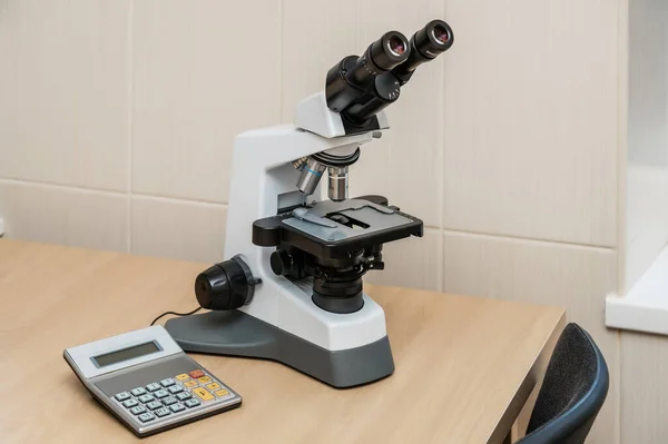 Investigación Laboratorio Con Microscopio Una Clínica —  Fotos de Stock