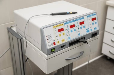 Ameliyat sırasında elektropıhtılaşma cihazı.