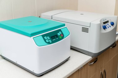 Laboratuvar kan testleri için klinik santrifüj.