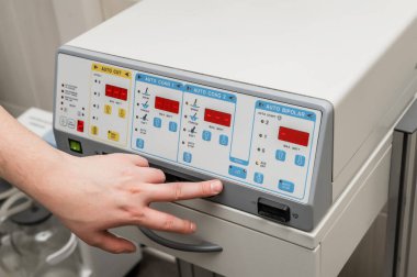 Ameliyat sırasında elektropıhtılaşma cihazı.