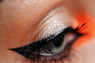 Makro çekimde pembe göz makyajı. Mükemmel gölgeleme. Yaratıcı makyaj